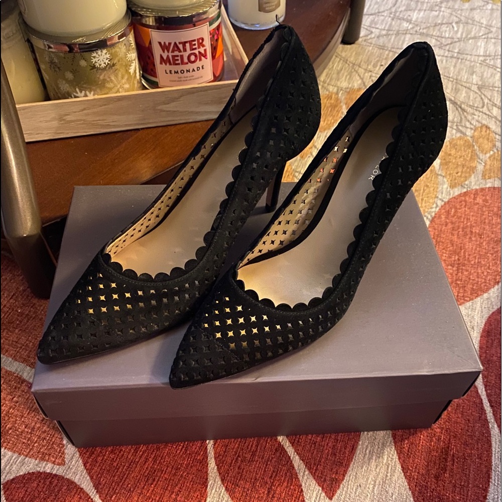 Ann Taylor scallop pump